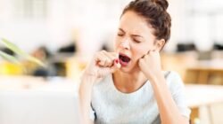 "Merasa segar saat bangun tapi loyo menjelang siang? Kenali penyebab rasa kantuk mendadak mulai dari pengaruh hormon kortisol hingga efek sugar crash setelah sarapan."