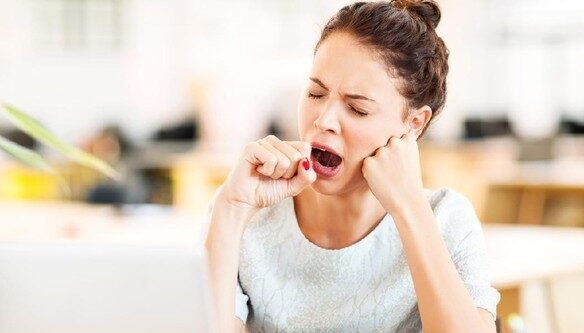 "Merasa segar saat bangun tapi loyo menjelang siang? Kenali penyebab rasa kantuk mendadak mulai dari pengaruh hormon kortisol hingga efek sugar crash setelah sarapan."