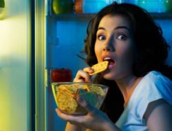 Perut Terasa Kosong? Ternyata Ini Alasan Kenapa Perempuan Pengen Makan Terus Saat Datang Bulan