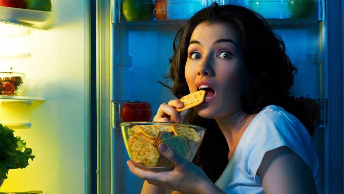 "Merasa lapar terus saat datang bulan? Simak penjelasan ilmiah mengenai peningkatan metabolisme dan fluktuasi hormon yang memicu nafsu makan perempuan melonjak."