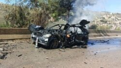 Kendaraan hancur yang diyakini membawa dua jurnalis Lebanon yang tewas akibat serangan rudal Israel di Lebanon Selatan.