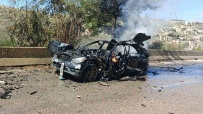 Kendaraan hancur yang diyakini membawa dua jurnalis Lebanon yang tewas akibat serangan rudal Israel di Lebanon Selatan.