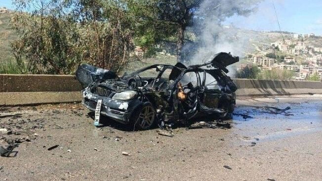 Kendaraan hancur yang diyakini membawa dua jurnalis Lebanon yang tewas akibat serangan rudal Israel di Lebanon Selatan.
