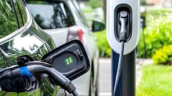 Ilustrasi - Bingung pilih mobil bensin atau listrik? Cek perbandingan biaya operasional, perawatan, dan efisiensi BBM vs listrik di tahun 2026. (Dok. Ist)