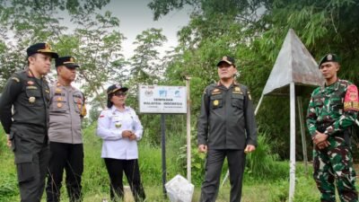 Kepala Badan Karantina Indonesia Sahat M. Panggabean meninjau titik perbatasan Indonesia-Malaysia di Kalimantan Barat. (Dok. HO/Faktakalbar.id)