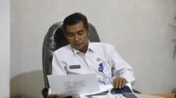 Kepala Disnaker Kota Pontianak Iwan Amriady saat memeriksa dokumen rencana program pelatihan kerja tahun anggaran 2026 di ruang kerjanya. (Dok. HO/Faktakalbar.id)