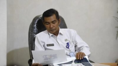 Kepala Disnaker Kota Pontianak Iwan Amriady saat memeriksa dokumen rencana program pelatihan kerja tahun anggaran 2026 di ruang kerjanya. (Dok. HO/Faktakalbar.id)