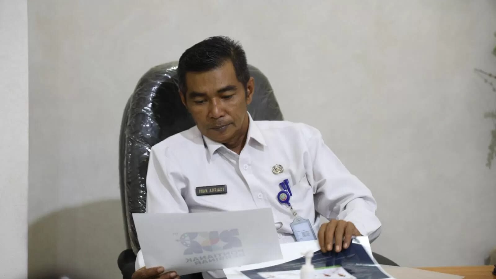 Kepala Disnaker Kota Pontianak Iwan Amriady saat memeriksa dokumen rencana program pelatihan kerja tahun anggaran 2026 di ruang kerjanya. (Dok. HO/Faktakalbar.id)