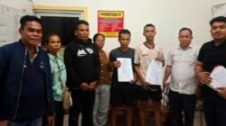 Perwakilan tokoh adat dan keluarga bersama warga Desa Air Dua Ketapang saat proses kepulangan Gono dan Deto. (Dok. HO/Faktakalbar.id)