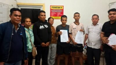 Perwakilan tokoh adat dan keluarga bersama warga Desa Air Dua Ketapang saat proses kepulangan Gono dan Deto. (Dok. HO/Faktakalbar.id)