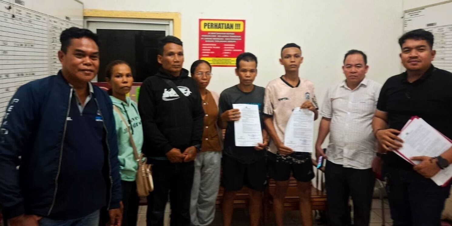 Perwakilan tokoh adat dan keluarga bersama warga Desa Air Dua Ketapang saat proses kepulangan Gono dan Deto. (Dok. HO/Faktakalbar.id)