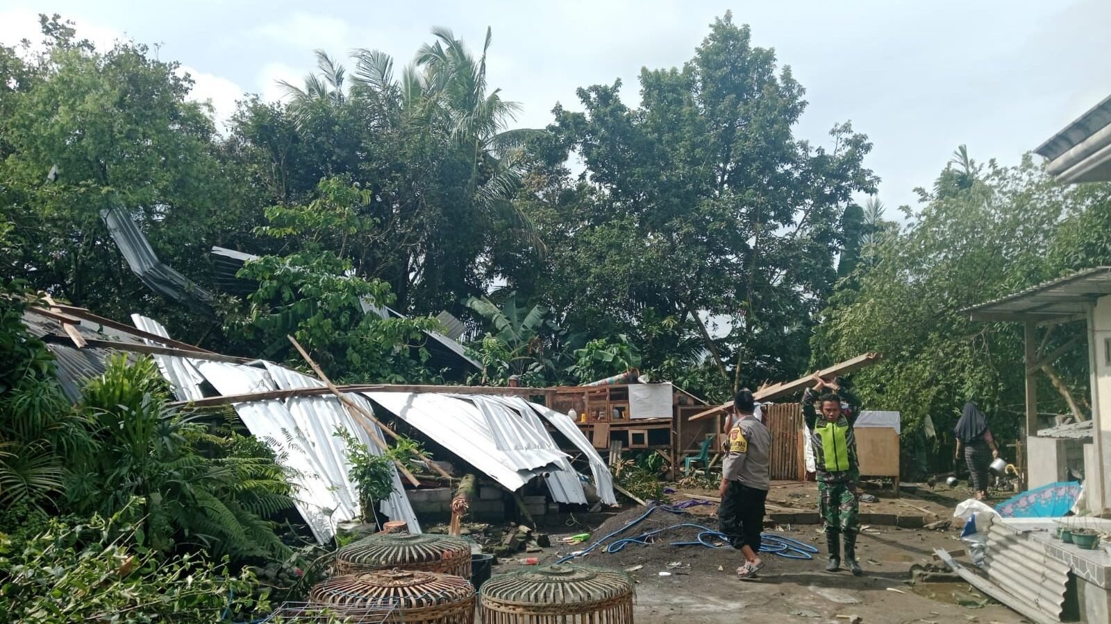 Kondisi kerusakan bagian atap rumah warga akibat terjangan angin kencang yang melanda permukiman di Kabupaten Lombok Tengah. (Dok. BPBD Kab. Lombok Tengah)