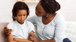 "Kenali 5 kesalahan parenting yang tanpa disadari membuat anak memiliki anxious attachment. Pahami pola asuh yang sehat demi kesehatan mental buah hati."