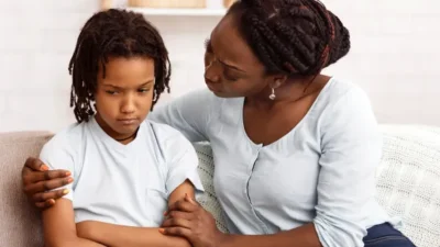 "Kenali 5 kesalahan parenting yang tanpa disadari membuat anak memiliki anxious attachment. Pahami pola asuh yang sehat demi kesehatan mental buah hati."