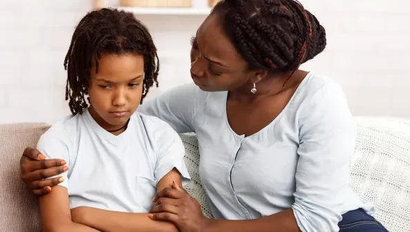 "Kenali 5 kesalahan parenting yang tanpa disadari membuat anak memiliki anxious attachment. Pahami pola asuh yang sehat demi kesehatan mental buah hati."
