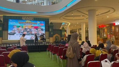 "Puluhan santri dhuafa dari Pondok Pesantren Darul Ulum As Syafi'iyah merasakan kebahagiaan Ramadhan dengan berekreasi dan berbuka puasa bersama di Kubu Raya."