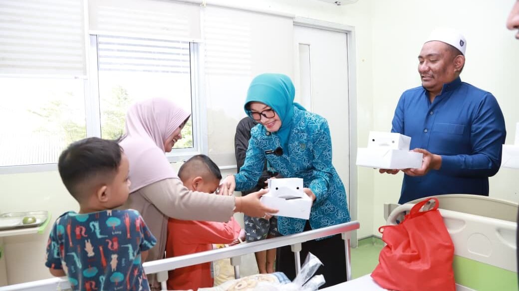 Ketua TP-PKK Kota Pontianak Yanieta Arbiastutie memberikan kotak takjil kepada orang tua pasien anak di ruang perawatan RSUD SSMA. (Dok. HO/Faktakalbar.id)