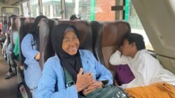 "Nurjana, pemudik asal Nanga Pinoh, akhirnya pulang kampung setelah dua tahun melalui program Mudik Gratis Khatulistiwa 2026. Simak kisah harunya bertemu cucu."