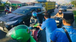 Komite Nasional Pemuda Indonesia (KNPI) Kubu Raya membagikan takjil dan makanan berbuka puasa di Rumah Sakit Kartika Husada serta Tol Kapuas 2. (Dok: HO/Faktakalbar.id)