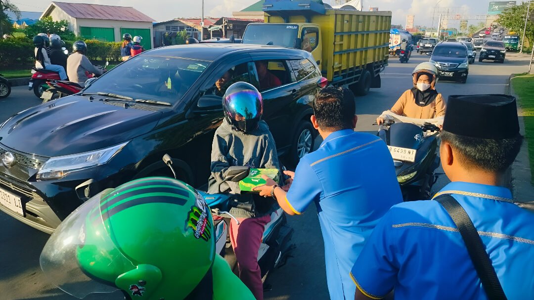 Komite Nasional Pemuda Indonesia (KNPI) Kubu Raya membagikan takjil dan makanan berbuka puasa di Rumah Sakit Kartika Husada serta Tol Kapuas 2. (Dok: HO/Faktakalbar.id)