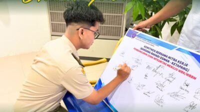 Petugas Karantina Kalimantan Barat membubuhkan tanda tangan pada papan komitmen bersama pembangunan Zona Integritas menuju WBK-WBBM di Bandara Rahadi Oesman. (Dok. HO/Faktakalbar.id)