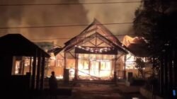 Kondisi puing-puing bangunan bagian depan sekolah yang hangus dilalap api dalam peristiwa kebakaran di SMAN 1 Toho, Kabupaten Mempawah, Kamis dini hari.