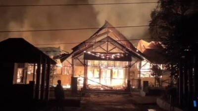 Kondisi puing-puing bangunan bagian depan sekolah yang hangus dilalap api dalam peristiwa kebakaran di SMAN 1 Toho, Kabupaten Mempawah, Kamis dini hari.