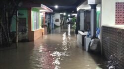 Kondisi kawasan permukiman warga yang terdampak genangan air akibat tingginya curah hujan di Kabupaten Pasuruan, Provinsi Jawa Timur.