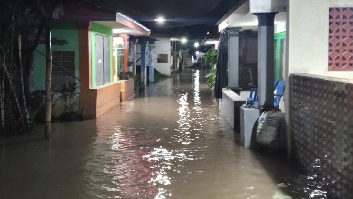 Kondisi kawasan permukiman warga yang terdampak genangan air akibat tingginya curah hujan di Kabupaten Pasuruan, Provinsi Jawa Timur.