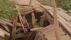 Kondisi struktur papan lantai dan tiang penyangga Jembatan Tanjung Pasar Ketapang yang hancur parah dan sangat membahayakan keselamatan para pengguna jalan.