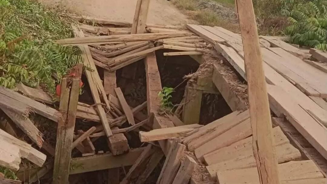 Kondisi struktur papan lantai dan tiang penyangga Jembatan Tanjung Pasar Ketapang yang hancur parah dan sangat membahayakan keselamatan para pengguna jalan.