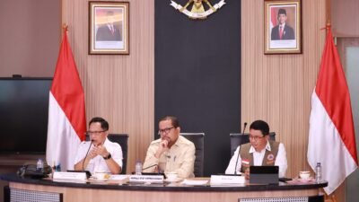 Kepala BNPB Suharyanto bersama Mendagri Tito Karnavian dan Kepala KSP Muhammad Qodari saat memberikan keterangan pers terkait percepatan pemulihan wilayah terdampak bencana di Sumatera, Rabu (25/3/2026).