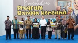 Menteri Wihaji dan Wali Kota Pontianak Edi Rusdi Kamtono bersama penerima manfaat bantuan rumah layak huni dan air bersih dalam acara Konsolidasi Program Bangga Kencana. (Dok. HO/Faktakalbar.id)