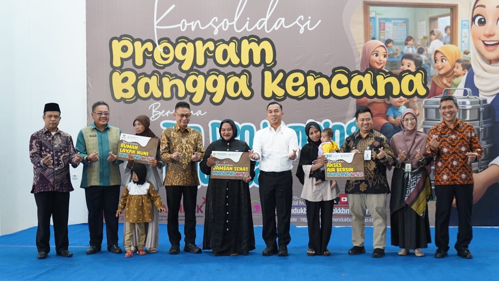 Menteri Wihaji dan Wali Kota Pontianak Edi Rusdi Kamtono bersama penerima manfaat bantuan rumah layak huni dan air bersih dalam acara Konsolidasi Program Bangga Kencana. (Dok. HO/Faktakalbar.id)
