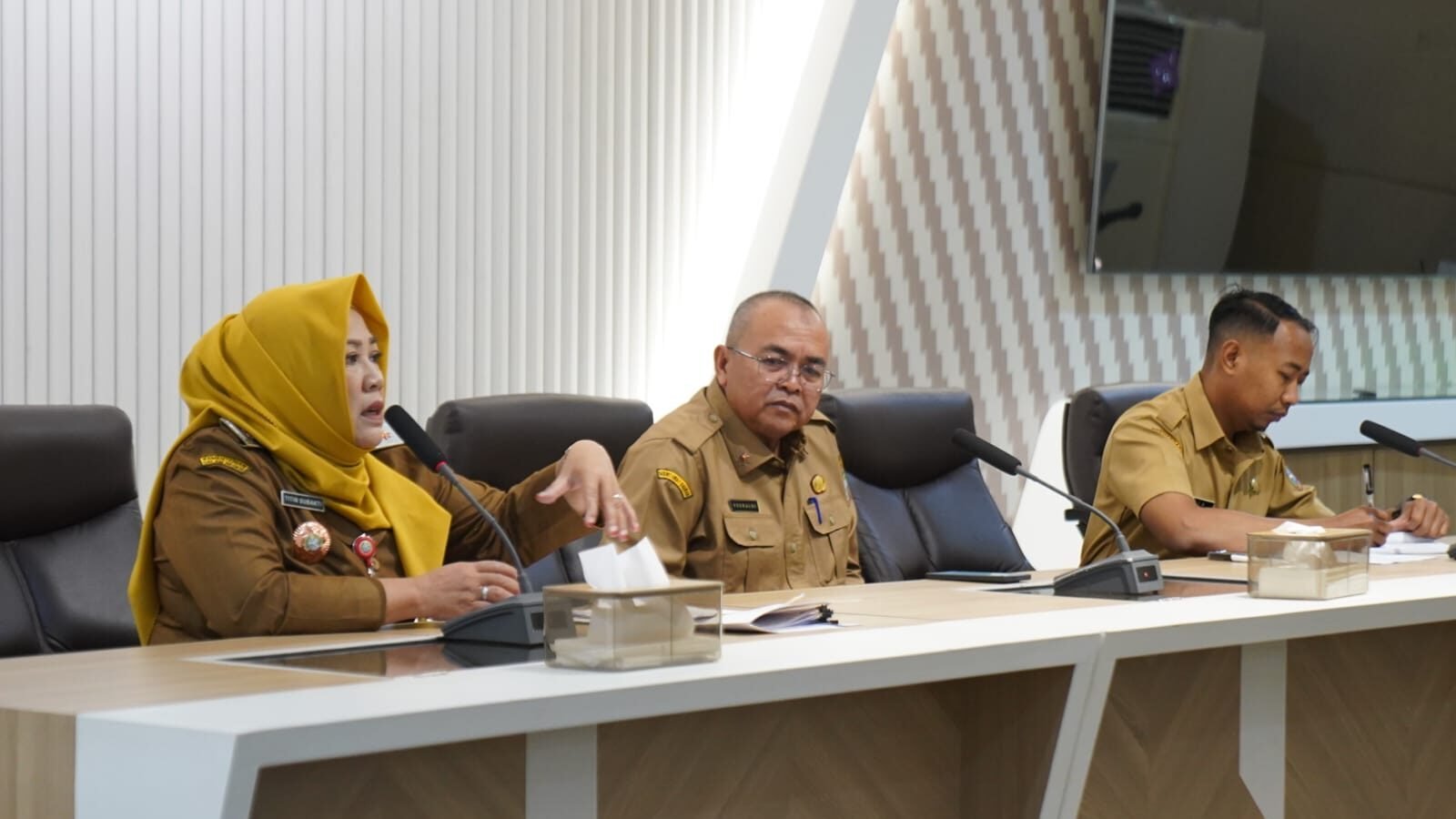 Kepala Bagian Prokopim Pemkot Pontianak Tirta Arifin memberikan keterangan terkait jadwal open house Idulfitri pimpinan daerah. (Dok. HO/Faktakalbar.id)