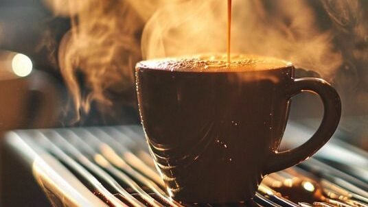 Ilustrasi - Sebagian orang tetap bisa tidur nyenyak meskipun meminum kopi pada malam hari. Faktor genetik dan toleransi kafein memengaruhi respons tubuh. (Dok. Ist)