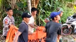 Tim gabungan bersama warga saat melakukan proses evakuasi korban tenggelam di aliran Sungai Ensilat, Kabupaten Kapuas Hulu.