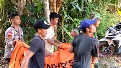 Tim gabungan bersama warga saat melakukan proses evakuasi korban tenggelam di aliran Sungai Ensilat, Kabupaten Kapuas Hulu.