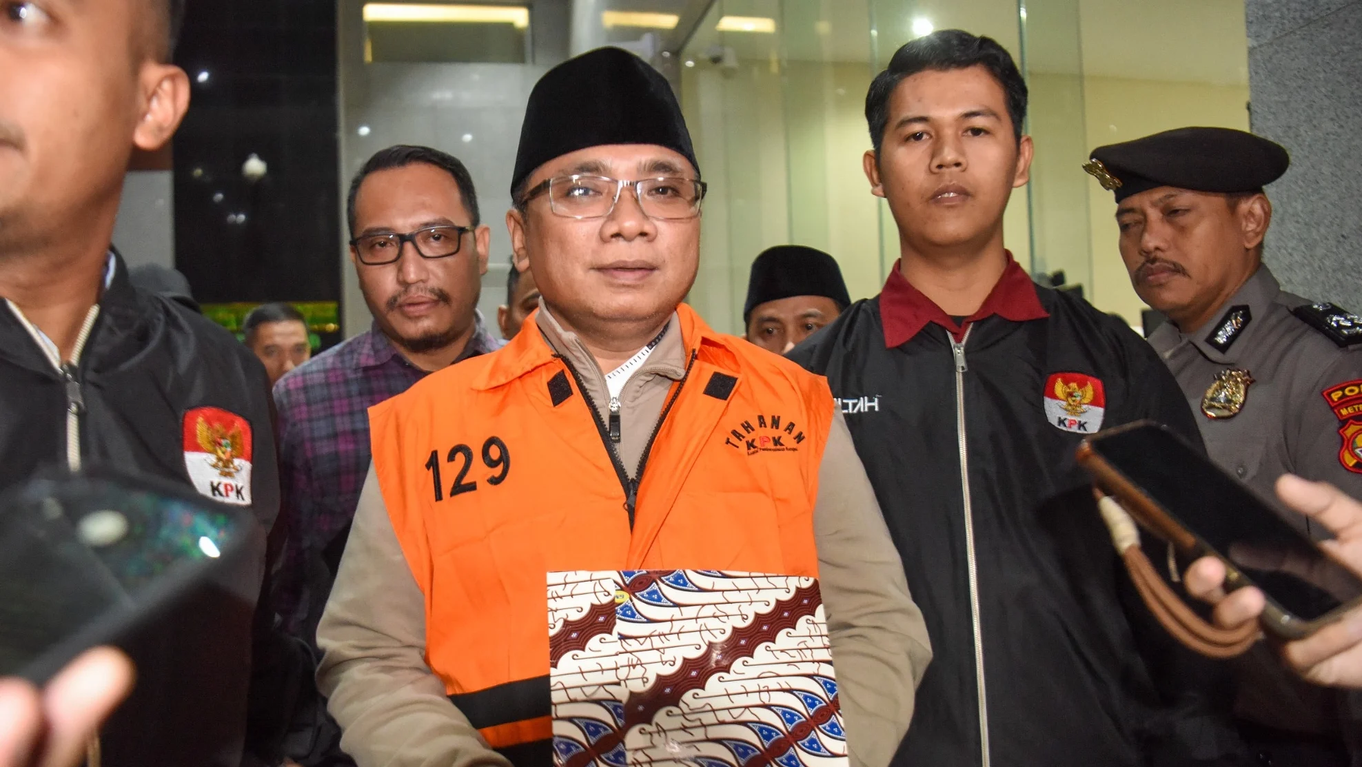 "KPK tuai kritik tajam usai pindahkan status penahanan Yaqut Cholil Qoumas ke tahanan rumah. Publik bandingkan dengan ketegasan KPK pada kasus Lukas Enembe."