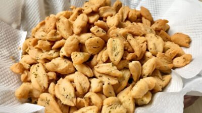 Ingin camilan lebaran yang praktis? Simak resep kue bawang gunting viral yang renyah dan gurih tanpa perlu mesin penggiling atau cetakan rumit. (Dok. Ist)