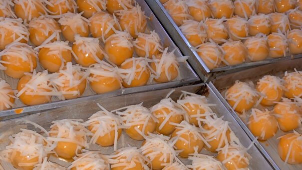 Anda bisa membuat nastar, kastengel, hingga putri salju hanya dengan satu adonan dasar. Simak trik efisien membuat variasi kue lebaran tanpa ribet. (Dok. Ist)