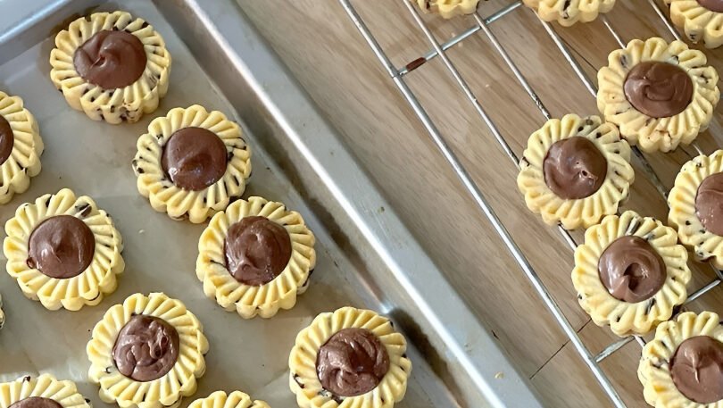 Ilustrasi - Anda tetap bisa menyajikan kue lebaran lezat meski tanpa oven dan mixer melalui teknik panggang teflon dan metode pengadukan manual yang praktis. (Dok. Ist)