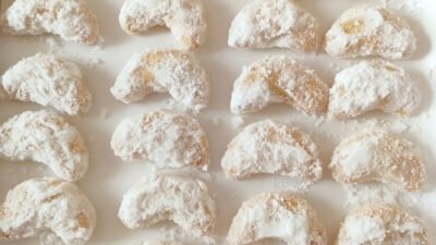 Buat kue putri salju mede yang gurih dan kokoh dengan resep ini. Pelajari teknik agar gula halus menempel sempurna dan tekstur kue tidak mudah hancur. (Dok. Ist)