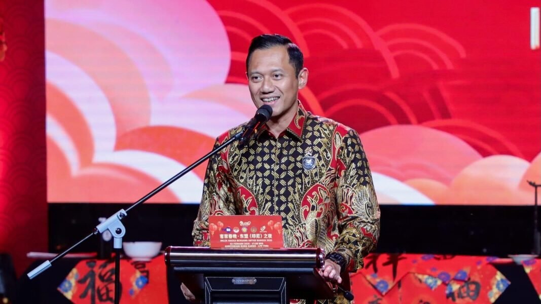 Menko Infrastruktur dan Pembangunan Kewilayahan Agus Harimurti Yudhoyono (AHY) memberikan sambutan dalam perayaan Imlek Hakka Bersama Antar Bangsa 2026. (Dok. HO/Faktakalbar.id)