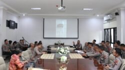 Tim Puslitbang Polri saat melaksanakan kunjungan kerja dan penelitian strategis di Markas Polda Kalimantan Barat terkait kesiapan perlengkapan kepolisian dan program swasembada pangan.