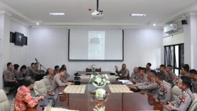 Tim Puslitbang Polri saat melaksanakan kunjungan kerja dan penelitian strategis di Markas Polda Kalimantan Barat terkait kesiapan perlengkapan kepolisian dan program swasembada pangan.