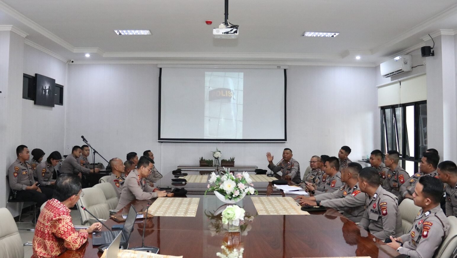 Tim Puslitbang Polri saat melaksanakan kunjungan kerja dan penelitian strategis di Markas Polda Kalimantan Barat terkait kesiapan perlengkapan kepolisian dan program swasembada pangan.