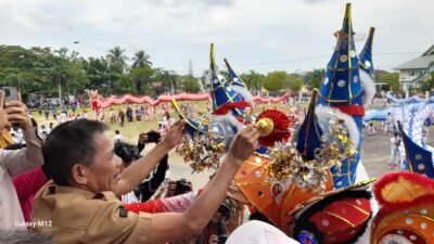 Wakil Bupati Ketapang Jamhuri Amir memberikan angpau kepada naga dan barongsai dalam kunjungan perayaan Imlek 2026 di Kantor Bupati. (Dok. HO/Faktakalbar.id)