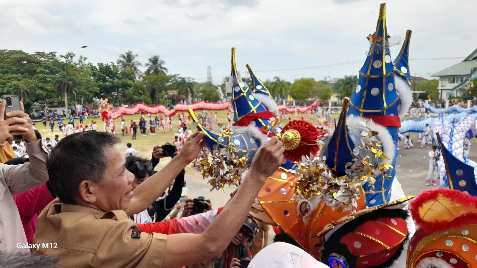 Wakil Bupati Ketapang Jamhuri Amir memberikan angpau kepada naga dan barongsai dalam kunjungan perayaan Imlek 2026 di Kantor Bupati. (Dok. HO/Faktakalbar.id)