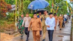 Wakil Bupati Kubu Raya Sukiryanto berjalan menyusuri jalan di Kecamatan Kuala Mandor B didampingi jajaran Forkopimcam dalam rangkaian Safari Ramadan. (Dok. HO/Faktakalbar.id)